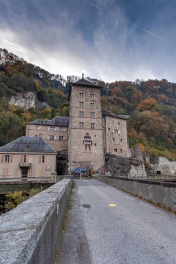 St. Maurice kale, İsviçre - 27 Ekim 2015: Ön görünüm St. Maurice tarihi kale, İsviçre