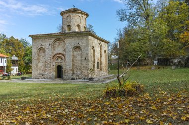 Zemen, Bulgaristan - 20 Ekim 2016: Zemen Manastırı, Pernik bölgesi sonbahar görünümünü