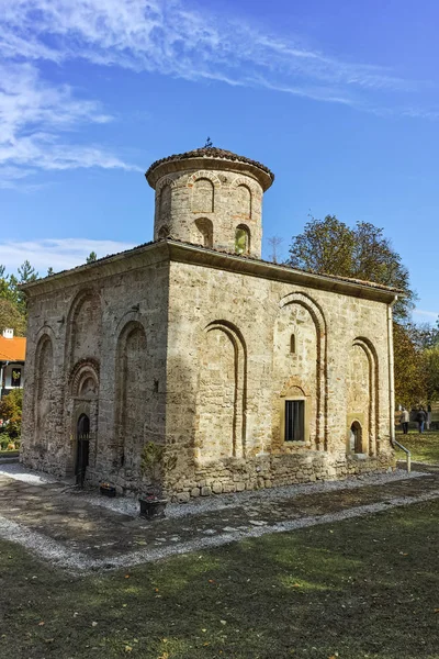 Zemen, Bulgaristan - 20 Ekim 2016: Zemen Manastırı, Pernik bölgesi sonbahar görünümünü