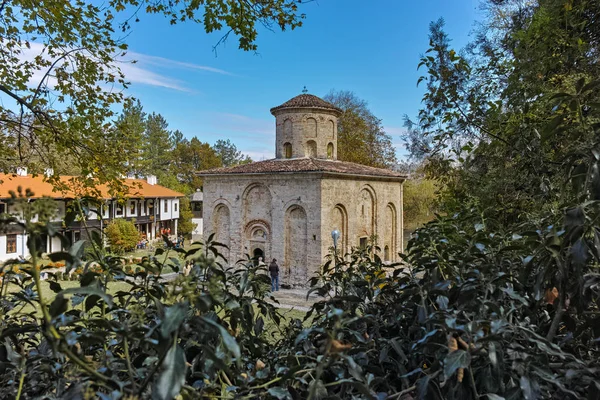Zemen, bulgaria - 20. oktober 2016: herbstliche ansicht des zemen klosters, pernik region — Stockfoto