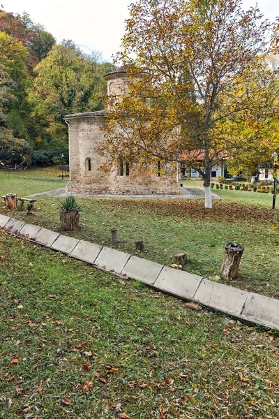 Zemen, bulgaria - 20. oktober 2016: herbstliche ansicht des zemen klosters, pernik region — Stockfoto