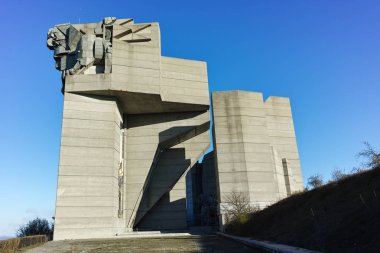 Shumen, Bulgaristan - 10 Nisan 2017: Bulgar devlet anıt Shumen Town yakınındaki kurucuları