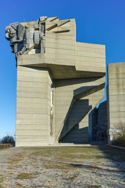 Shumen, Bulgaristan - 10 Nisan 2017: Bulgar devlet anıt Shumen Town yakınındaki kurucuları