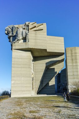 Shumen, Bulgaristan - 10 Nisan 2017: Bulgar devlet anıt Shumen Town yakınındaki kurucuları