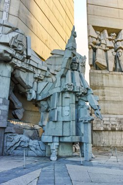 Shumen, Bulgaristan - 10 Nisan 2017: Bulgar devlet anıt Shumen Town yakınındaki kurucuları