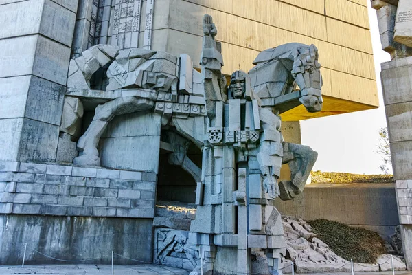 Shumen, Bulgaristan - 10 Nisan 2017: Bulgar devlet anıt Shumen Town yakınındaki kurucuları