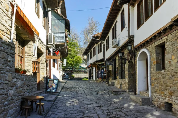 VELIKO TARNOVO, BULGARIA -  APRIL 11, 2017: Houses in old town of city of Veliko Tarnovo — Stock Photo, Image