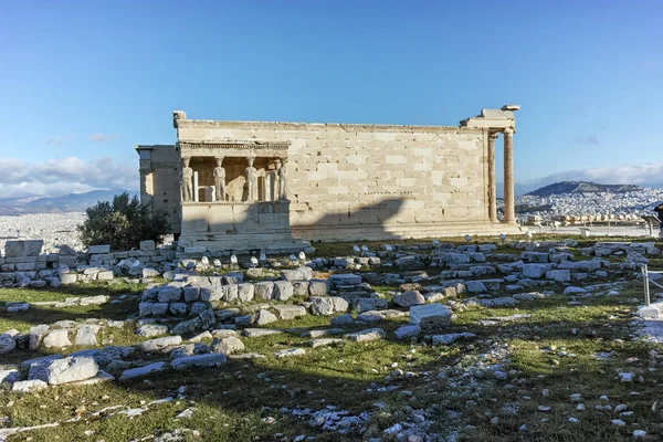 El pórtico de las cariátidas en el Erechtheion un templo griego antiguo en el lado norte de la Acrópolis de Atenas, Ática — Foto de Stock