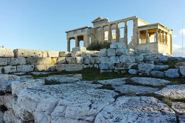 Het Erechteion, een oude Griekse tempel aan de noordkant van de Akropolis van Athene — Stockfoto