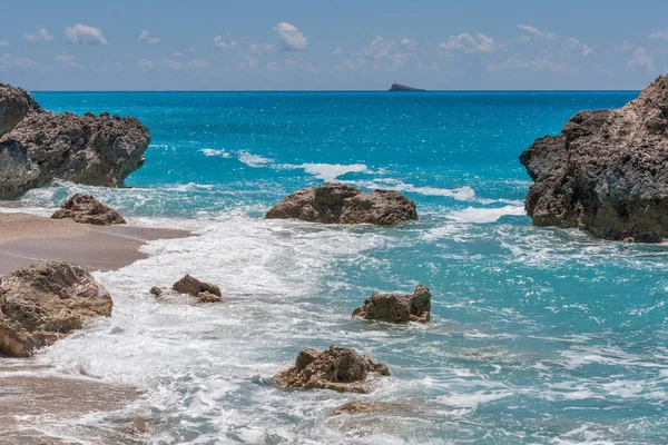 Krajobraz z skały na plażę w miejscowości Megali Petra, Lefkada, Wyspy Jońskie — Zdjęcie stockowe