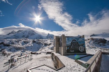 Matterhorn buzul cennet, İsviçre - 27 Ekim 2015: Kış görünümü Matterhorn buzul cennet Matterhorn Peak yakınındaki