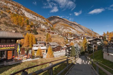 Zermatt, İsviçre - 27 Ekim 2015: Zermatt Resort, Valais Canton sonbahar manzarası