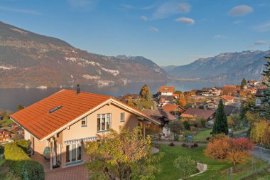 Lake Thun, İsviçre - 27 Ekim 2015: Lake Thun ve tipik İsviçre köy kasaba Interlaken yakınındaki sonbahar görünümü