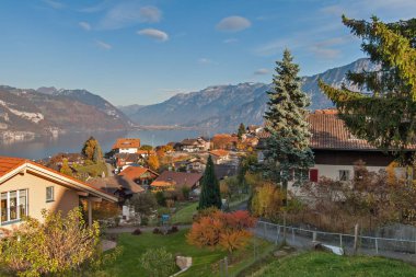 Lake Thun, İsviçre - 27 Ekim 2015: Lake Thun ve tipik İsviçre köy kasaba Interlaken yakınındaki sonbahar görünümü
