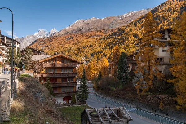 Zermatt, İsviçre - 27 Ekim 2015: Zermatt Resort, Valais Canton sonbahar manzarası