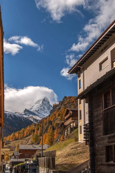 CERMATT, SUIZA - 27 DE OCTUBRE DE 2015: Vista de otoño de Zermatt Resort, Cantón de Valais — Foto de Stock