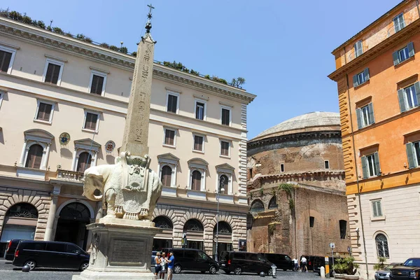 Rome, Olaszország - 2017. június 23.: Panorama elefánt obeliszk és a város a római Pantheon — Stock Fotó