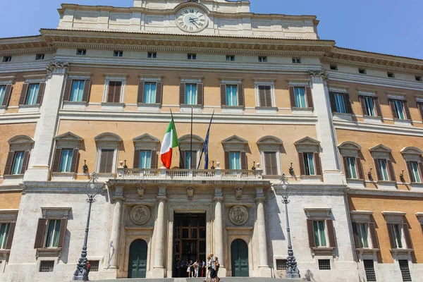 Rome, Olaszország - 2017. június 23.: Csodálatos kilátás nyílik Róma városának Palazzo Montecitorio — Stock Fotó
