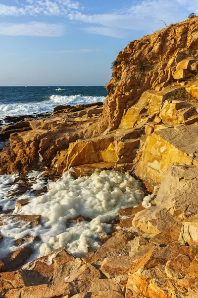 Chernomorets, Bulgaristan sahil şeridi, kayaçların şaşırtıcı günbatımı deniz manzarası