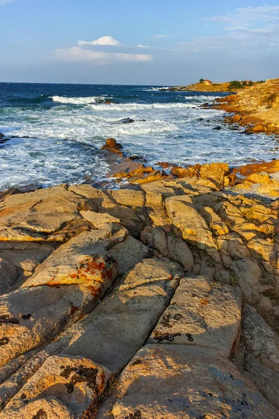 Csodálatos naplemente Seascape, a sziklák a tengerparton, Chernomorets, Bulgária — Stock Fotó