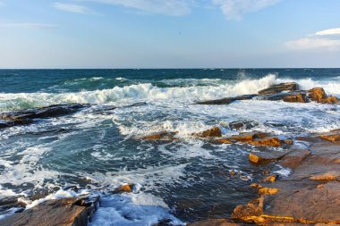 Chernomorets, Bulgaristan sahil şeridi, kayaçların şaşırtıcı günbatımı deniz manzarası