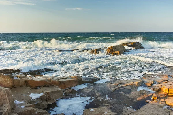 Chernomorets, Bulgaristan sahil şeridi, kayaçların şaşırtıcı günbatımı deniz manzarası