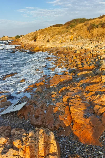Csodálatos naplemente Seascape, a sziklák a tengerparton, Chernomorets, Bulgária — Stock Fotó