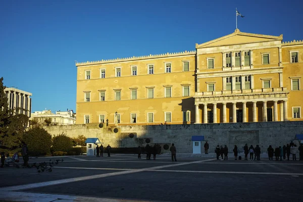 Atina, Yunanistan - 19 Ocak 2017: Gün batımı görünümü Yunan Parlamentosu Atina, Yunanistan — Stok fotoğraf