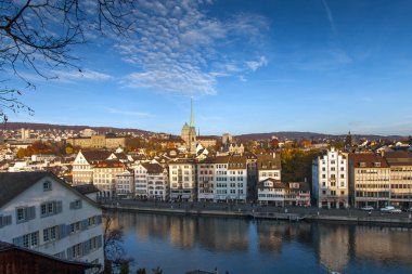 Zürih, İsviçre - 28 Ekim 2015: Panoramik ve yansıma, şehir, Zürih'te Limmat Nehri,