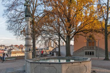 Zürih, İsviçre - 28 Ekim 2015: Sonbahar, eski şehir şehir Zürih'in görüntülemek