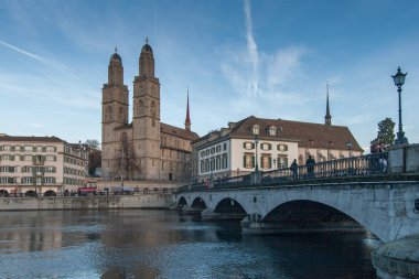 Zürih, İsviçre - 28 Ekim 2015: Grossmunster kilise ve yansıma Limmat Nehri, Zürih