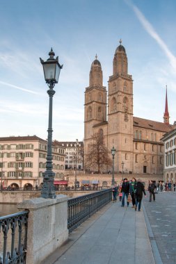 Zürih, İsviçre - 28 Ekim 2015: Grossmunster kilise ve yansıma Limmat Nehri, Zürih