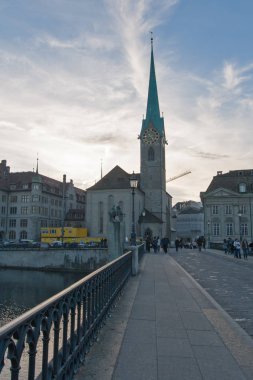 Zürih, İsviçre - 28 Ekim 2015: Fraumunster kilise ve yansıma Limmat Nehri, Zürih şehir içinde