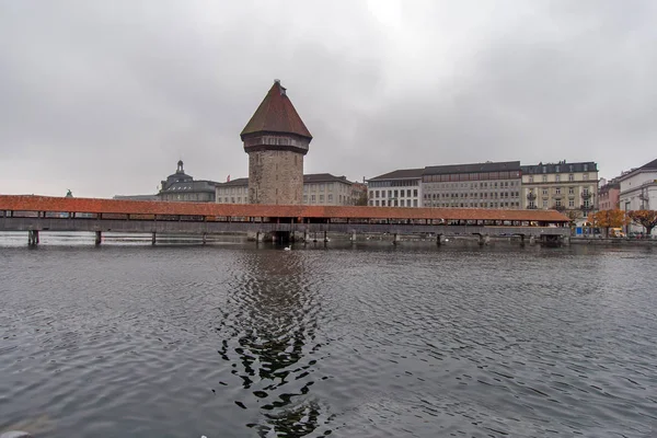 LUCERNE, SUIZA - 28 DE OCTUBRE DE 2015: mañana brumosa y puente de la capilla sobre el río Reuss, Lucerna — Foto de Stock