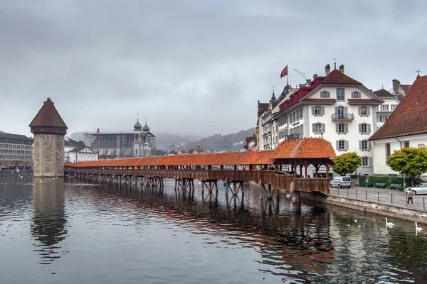 LUCERNE, SUIZA - 28 DE OCTUBRE DE 2015: mañana brumosa y puente de la capilla sobre el río Reuss, Lucerna — Foto de Stock