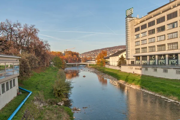 ZURICH, SUIZA - 28 DE OCTUBRE DE 2015: Vista panorámica y reflexión de la ciudad de Zurich en el río Limmat — Foto de Stock