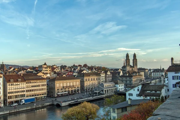 ZURICH, SUIZA - 28 DE OCTUBRE DE 2015: Vista panorámica y reflexión de la ciudad de Zurich en el río Limmat , — Foto de Stock
