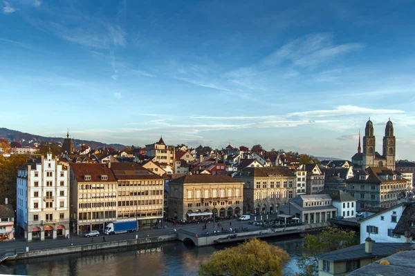ZURICH, SUIZA - 28 DE OCTUBRE DE 2015: Vista panorámica y reflexión de la ciudad de Zurich en el río Limmat , — Foto de Stock