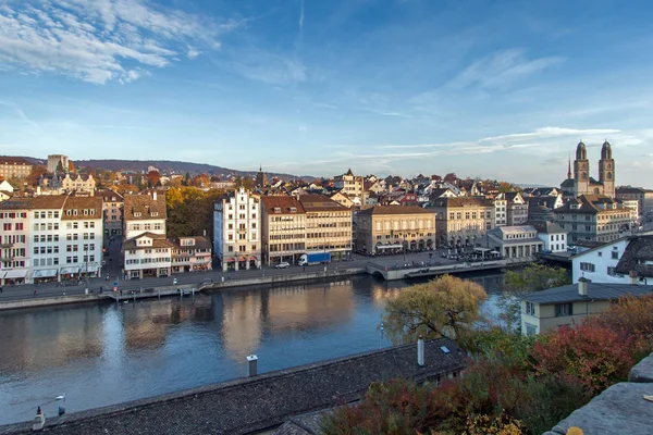 ZURICH, SUIZA - 28 DE OCTUBRE DE 2015: Vista panorámica y reflexión de la ciudad de Zurich en el río Limmat — Foto de Stock