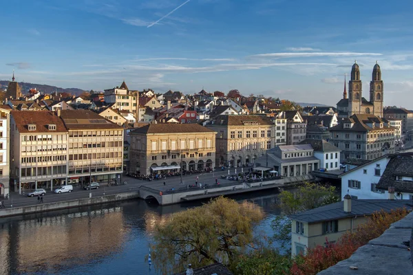 ZURICH, SVIZZERA - 28 OTTOBRE 2015: Veduta panoramica e riflessione sulla città di Zurigo nel fiume Limmat — Foto Stock