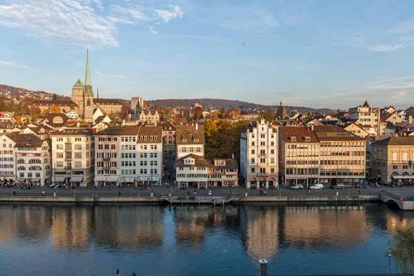 Zürih, İsviçre - 28 Ekim 2015: Panoramik ve yansıma, şehir, Zürih'te Limmat Nehri,