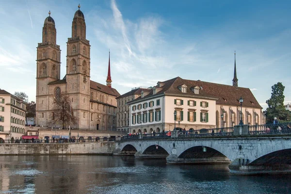 Zürih, İsviçre - 28 Ekim 2015: Grossmunster kilise ve yansıma Limmat Nehri, Zürih