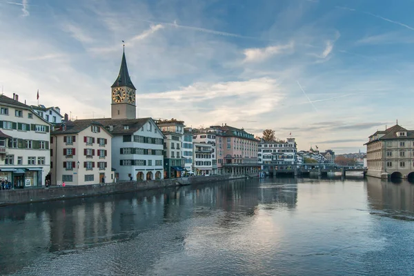 ZURICH, SUIZA - 28 DE OCTUBRE DE 2015: Reflexión de la ciudad de Zurich en el río Limmat , — Foto de Stock