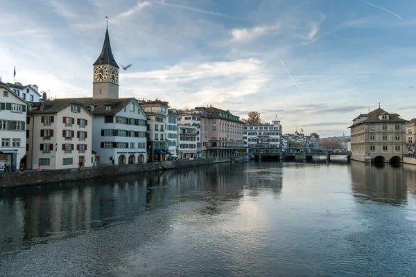 Zürich, Schweiz - 28. Oktober 2015: Spiegelbild der Stadt Zürich im Limmatfluss, — Stockfoto