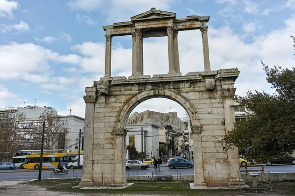 Atina, Yunanistan - 20 Ocak 2017: Arch Hadrian Atina, Yunanistan'ın görünümünü şaşırtıcı