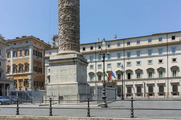 Rome, Olaszország - 2017. június 23.: Csodálatos kilátás nyílik Róma Marcus Aurelius oszlopa — Stock Fotó