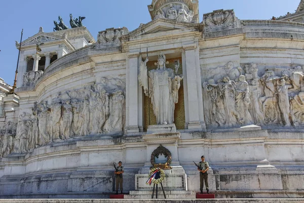 Rome, Olaszország - 2017. június 23.: Csodálatos kilátás nyílik a haza - Altare della Patria, ismert, mint a nemzeti emlékmű, Victor Emmanuel Ii Róma városának oltára — Stock Fotó