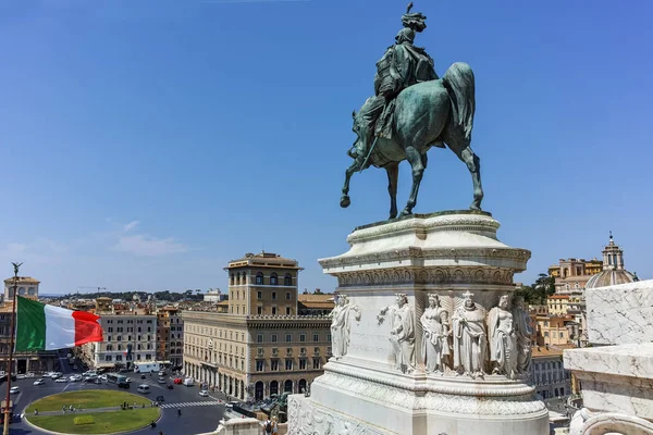 Rome, Olaszország - 2017. június 23.: Csodálatos nézet a Vittorio Emanuele Ii Róma városának lovas szobra — Stock Fotó