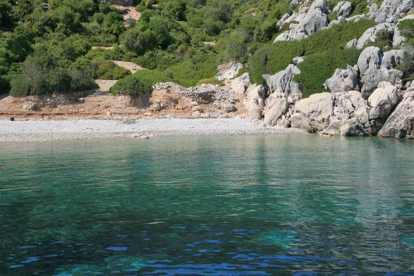 Acque blu della spiaggia di Rahi, Itaca, Grecia — Foto Stock