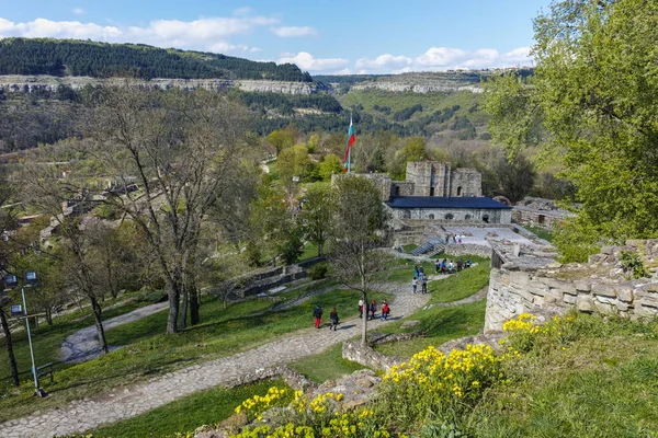 Veliko tarnovo, bulgaria - 9. April 2017: Ruinen der mittelalterlichen Festung zarevets, veliko tarnovo — Stockfoto